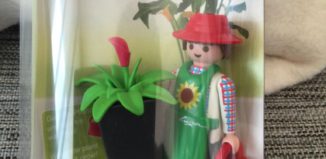 Playmobil - 30881102-ger - Lechuza Gardner with assorted vase