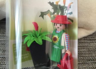 Playmobil - 30881102-ger - Lechuza Gardner with assorted vase
