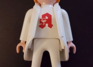 Playmobil - 30804003-ger - Pharmacista Lauer-Fischer with robe - Detail Playmobil - 30804003-ger - Pharmacista Lauer-Fischer with robe