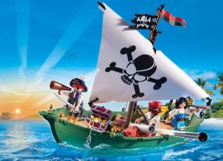 Playmobil - 70151 - Pirate Ship with Underwater Motor
