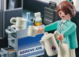 Playmobil - 71018-kor - Korean Air Female Flight Attendant