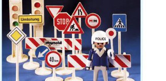 Playmobil - 3204s1v1 - Traffic Signs and Policeman