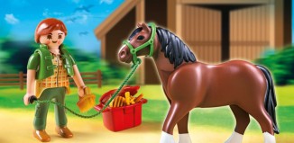 Playmobil - 5108 - Shire Horse with Groomer and Stable